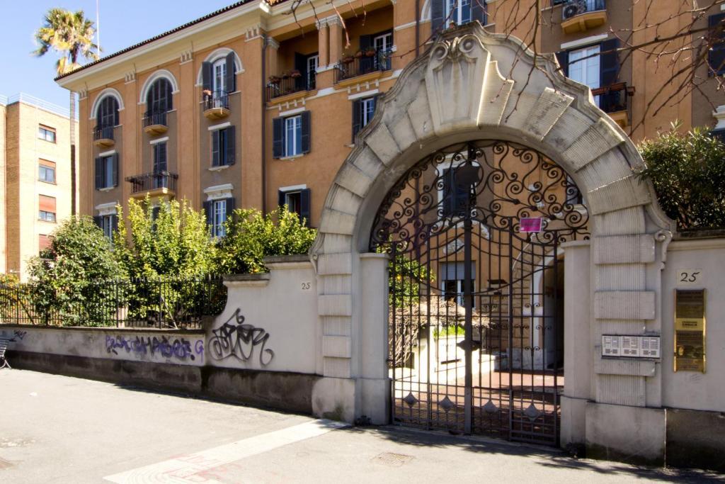 In Rome 2* Rom